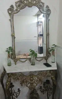 اینه و کنسول برنجی طرح برنز با ساعت و شمع دان