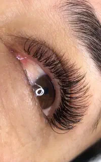 وسایل اکستنشن مژه فروخته میشود