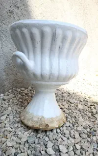 گلدان سفالی پایه دار