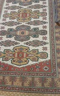 گلیم فقط دوجا کوچیک سوختگی داره جای زغال