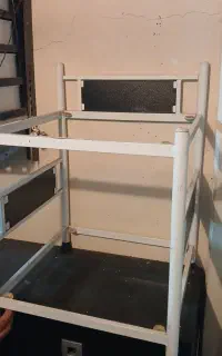 میز عسلی کنار تخت