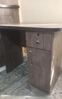 میز تحریر و کامپیوتر
