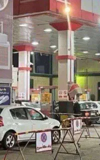 کارگر سکو آقا در پمپ بنزین و گاز پردیس