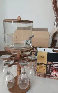 کلمن شیشه ای با پایه گردان چوبی و جام