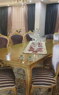 میز نهارخوری ۱۲ نفره و مبل چوب‌گردو و پرده