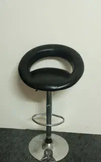 دو عدد صندلی چرخان آرایشگاهی