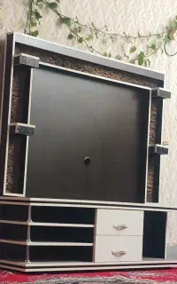 میز تلویزیون و ساعت ایستاده