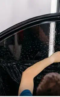 شیشه دودی خودرو نصب در محل
