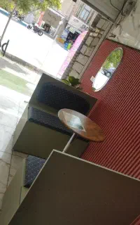 صندلی کافه همراه با میز گرد