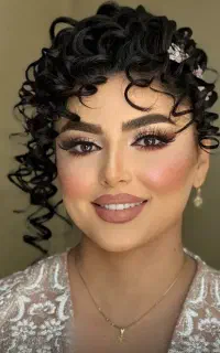 میکاپ و شنیون با مژه
