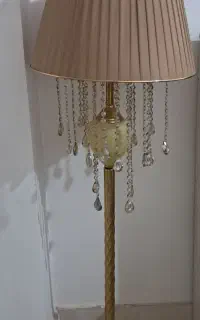 آباژور ایستاده