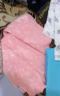 تعدادی پارچه چادری و پیراهن به فروش میرسد