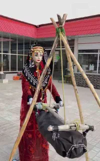 عروسک متحرک برقی کنار مغازه سوپرمارکت