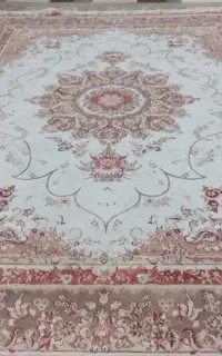 قالی کرم و سفید سالم۱۲متری