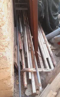 تعدادی لوله گاز و آب