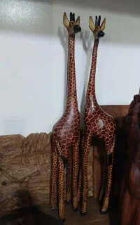 مجسمه ی چوبی زرافه های آفریقایی