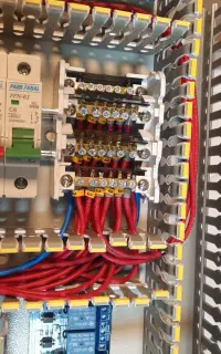 طراحی و مونتاژ تخصصی انواع تابلو برق صنعتی