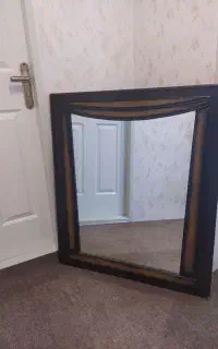 آینه با قاب چوبی