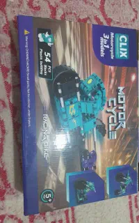 یک عدد لگو و یک فوتبال دستی