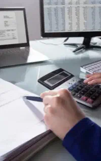 حسابدار و فروشنده خانم