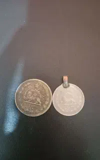 تعدادی سکه و پیچ گوشتی چرخشی و دستگاه بازی قدیمی