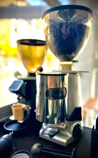 دو تا آسیاب درجه یک و تعدادی لوازم برای کافه