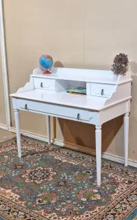 انواع میزتحریر کلاسیک و جدید با رنگ‌بندی دلخواه