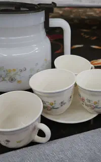 قوری و فنجان و نعلبکی . پیش دستی آرکوپال فرانسه