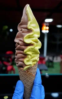 نیرو کار خانم در بستنی فروشی
