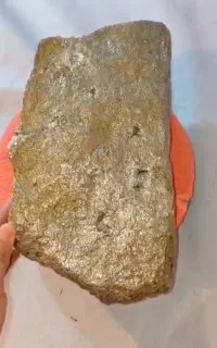 یک قطعه بزرگ شمش پریت یا طلای ابلهان
