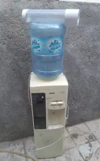 آب سردکن ایستاده