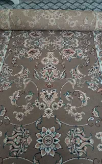 کنار فرش گردویی