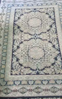 فرش  زمینه سورمه ای  بسیار خوش نقش