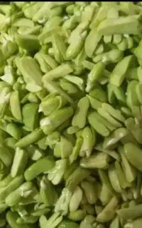 باقالی و سبزیجات پاک و خرد میکنم