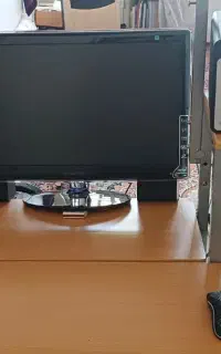 کامپیوتر با میز وصندلی