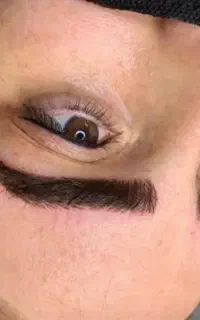 آموزش و انجام میکروبلیدینگ ابرو