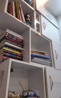 کتابخانه و میز