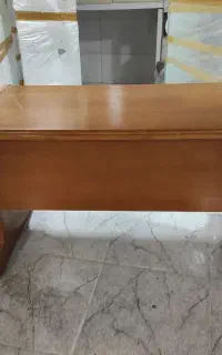 میز اداری و کامپیوتر