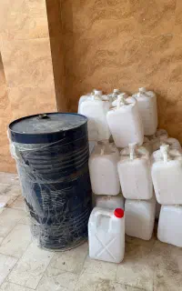 تعدادی گالن ۲۰ لیتری و یک بشکه فلزی