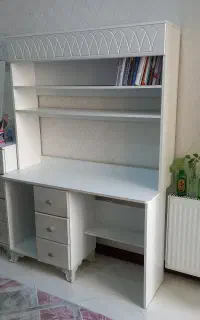 میز تحریر و کتابخانه