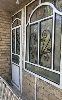 فروش دو عدد پنجره فلزی و یک عدد درب فلزی طرح‌دار
