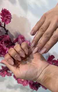 خدمات زیبایی و کاشت و ترمیم ناخن