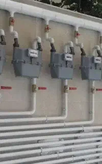 یک کارگر در لوله کشی گاز