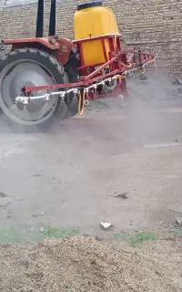 خدمات سمپاشی تراکتور چرخ باریک