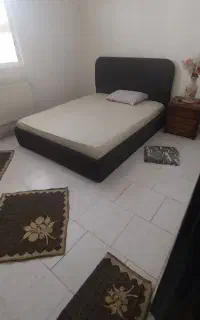 تخت دو نفره ب همراه دراور و یک کنار تختی
