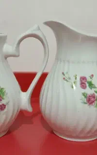 پارچ گل قرمز