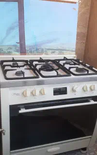 بوفه و اجاق گاز سالم در حد نو
