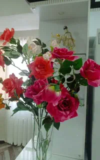 گلدان خارجی با گل ها