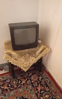 تلوزیون پارس ۱۴ اینچ سالم بدون هیچ مشکلی با میزش