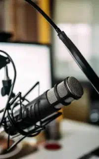 صداپیشگی و مجری‌گری صحنه